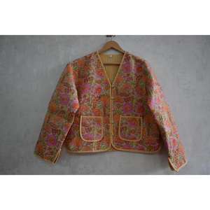 Veste matelassée réversible en coton écologique imprimé à la main en Inde, motif floral, légère et chaude, avec 2 poches - Product Image 1