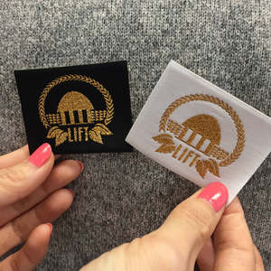2024 Offre Spéciale Usine d'étiquettes de vêtements de luxe Conception de logo personnalisé Tissu lavable en polyester Étiquette tissée personnalisée pour vêtement - Product Image 5