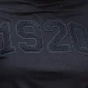 Camiseta All Black 1920 con letras de chenilla y algodón suave para miembros de la Hermandad Ropa griega unisex elegante y ropa para eventos - Product Image 3