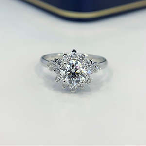 Bague de fiançailles halo cathédrale en diamant de laboratoire rond certifié IGI 1,60 carats total DEF VVS-VS - Product Image 3