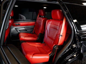 Superbe Toyota Sequoia TRD Pro Hybride 4x4 2025 d'occasion noire avec jantes en alliage, sièges en cuir clair, système de navigation et toit ouvrant panoramique - Product Image 5