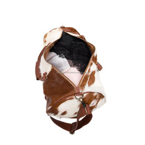 Sac de voyage en cuir de vachette brun et blanc avec poils naturels, look classique, sacs de week-end - Product Image 5