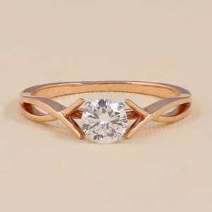 Bague de fiançailles en diamant solitaire rond cultivé en laboratoire avec bande torsadée - Product Image 2