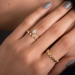 Anillos de joyería elegantes con banda de media eternidad de corte redondo de moissanita para mujer - Product Image 6