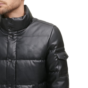 Chaleco acolchado de lona ligero para hombre con cuello levantado y decoración de bolsillo Logotipo personalizado en estilo de calle principal frontal - Product Image 4