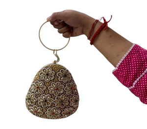 Pochette brodée scintillante avec des détails en sequins ajoute du glamour à chaque pas que vous faites - Product Image 1