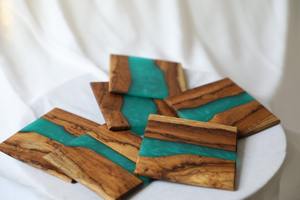 Sous-verres de luxe faits à la main en résine de bois de cèdre avec des tailles et des couleurs de formes personnalisées pour le thé, le café et les accessoires de table élégants - Product Image 6