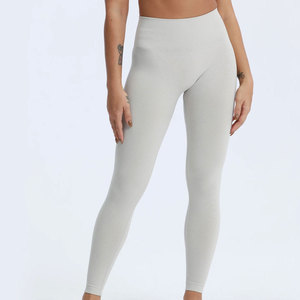 Mallas de yoga deportivas para gimnasio de cintura alta para mujer con realce de glúteos, estampado de ropa deportiva, diseño sin costuras y bolsillos - Product Image 1