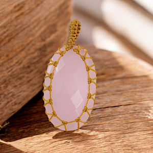 Collar con colgante de macramé de Calcedonia Rosa Natural hecho a mano, piedra preciosa ovalada facetada, joyería de hilo de estilo bohemio anudado para mujer - Product Image 1