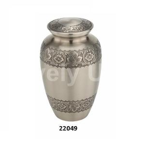 Urnas para adultos de cremación de latón de peltre de flores grabadas de la más alta calidad para cenizas humanas, bolsa de terciopelo gratis - Product Image 1