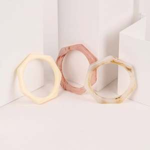 Brazalete de Resina Exagerado de Lujo con Patrón Ámbar, Brazalete con Color y Tamaño Personalizados, Joyería Hecha a Mano de Alta Calidad para Mujer - Product Image 5