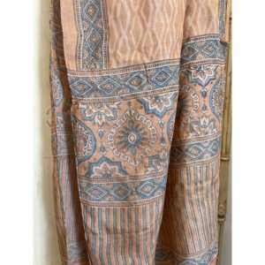 Bufanda de Seda Ajrakh Tussar con Diseño Pintado a Mano en Tonos Desérticos, 100% Satén, Estilo Étnico Largo para Primavera e Invierno - Product Image 5