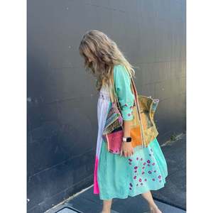 ชุดเดรสไหมแบนดานียาวระดับเข่าสำหรับผู้หญิง รุ่นโจธปุร์ 25 สไตล์โบโฮสุดหรู ไซส์ฟรี-ระบายอากาศได้ดี เหมาะสำหรับใส่พักผ่อนหรือทำงาน - Product Image 5