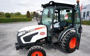Tractor BOBCAT CT2540CH con Cabina y Cargador Frontal, Tractor Agrícola Compacto 4x4, Potente Vehículo Utilitario para Trabajos de Campo y Jardinería - Product Image 4