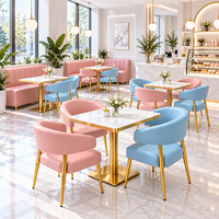 Ensemble de mobilier moderne pour café : chaises rose et bleues, tables en marbre, banquettes pour boulangerie, pâtisserie, glacier
