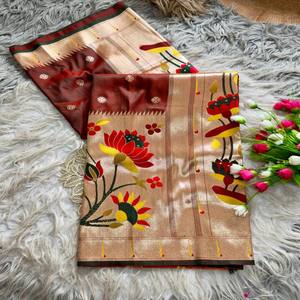 Sari de Seda Paithani VASTRA COTTAGE con Pallu Dorado, Diseño Floral de Loto y Pavo Real, Borde Tradicional con Buttis para Bodas - Product Image 6