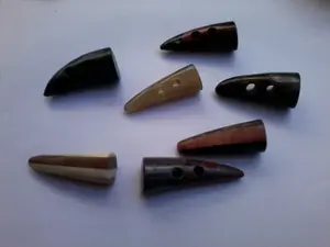 Bouton à bascule en corne de buffle naturel brillant pour manteau Bouton en peau de corne de vache naturelle avec 2 trous - Product Image 2