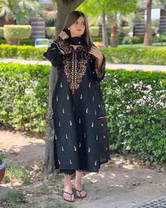 MEJORA LA BELLEZA DE TU ARMARIO CON ESTE JUEGO DE PANTALONES KURTI LARGO RECIÉN LANZADO Zari, hilo y trabajo de bordado de lentejuelas de 5mm - Product Image 1