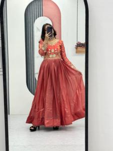 ชุดเดรสอนาร์กาลีแบบประดับตกแต่งอย่างหรูหราสำหรับงานเมเฮนดีและงานฮัลดี พร้อมแขนเสื้อโดดเด่นและทรงพลิ้วไหว - Product Image 6