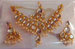 Conjunto de Joyería de Latón Clásico Premium AD Fashion para Mujer, Collar y Aretes Brillantes para Bodas y Ocasiones Tradicionales Indias - Product Image 6