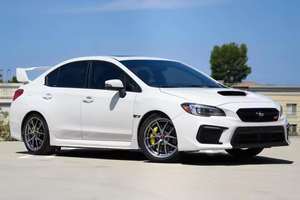 Voiture de sport édition limitée 2023 avec sièges en cuir, transmission automatique, caméra arrière 360°, toit ouvrant panoramique, moteur haute puissance - Product Image 2