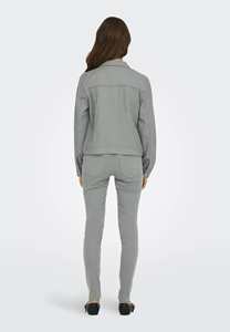 Chaqueta vaquera OEM de hierro forjado para mujer, nuevo diseño, bolsillos en el pecho y cierre de botones diseñado para mujer, comodidad para todas las estaciones - Product Image 2