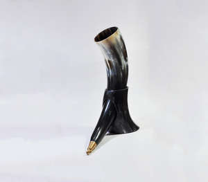 Authentique corne à boire viking artisanale avec embout en laiton doré orné et support de présentation en corne poli assorti, traditionnel - Product Image 1