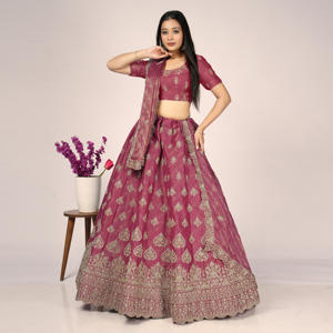 Lehenga Choli de Lujo Bordado con Tejido de Motivos Detallados, Acabado de Borde Ornamentado y Dupatta Suave y Fluido para Uso Festivo - Product Image 3