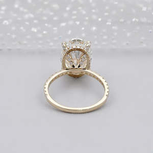 Anillo de compromiso con diamante cultivado en laboratorio certificado por IGI, con banda pavé y halo oculto, diamante ovalado certificado. - Product Image 4