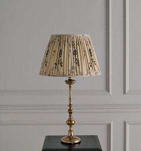 Lámpara de Mesa de Metal de Estilo Contemporáneo para Espacios de Vida en Apartamentos que Ofrece una Iluminación Elegante y Práctica - Product Image 5