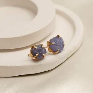 Boucles d'oreilles en tanzanite brute de 8 à 10mm Bijoux en argent artisanal Boucles d'oreilles en pierres précieuses brutes Cadeau pour ses bijoux - Product Image 5