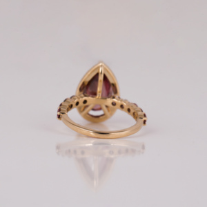Anillo de Compromiso Clásico Chapado en Oro de 18K con Diamante Rosa Corte Pera, Creado en Laboratorio, con Diamantes Laterales Redondos Rosas y Blancos - Product Image 5