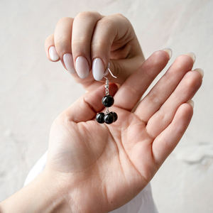 Pendientes de gancho francés de shungita con 4 cuentas redondas pulidas de 0.32 pulgadas (8 mm) *3 piezas, 0.39 pulgadas (10 mm) *1 pieza - Product Image 2