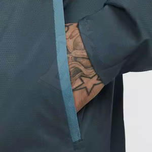 Conjunto de Sudadera con capucha cortavientos ligera para hombre hecho con tela de alta calidad perfecta para capas de aventuras al aire libre y uso diario - Product Image 4