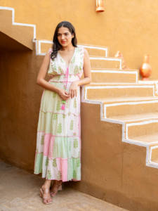 Robe midi bohème en coton pastel à imprimé floral numérique, col en V, manches bouffantes, coupe trapèze, style ethnique, légère, pour l'été et les vacances. - Product Image 2