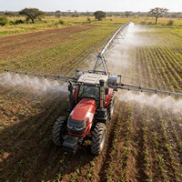 Traktor Pertanian 220HP Cocok untuk Pasar Luar Negeri Global dan Dapat Dipasangkan dengan Bajak Dalam dan Mesin Penggembur Tanah Dalam