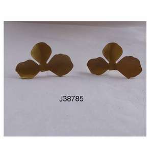 ต่างหูรูปดอกไม้สามกลีบสีทองสุดพิเศษสำหรับผู้หญิงต่างหูมินิมอลที่มีน้ำหนักเบาเหมาะสำหรับสวมใส่ในชีวิตประจำวันและงานปาร์ตี้ - Product Image 3