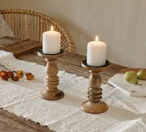 Un seul bougeoir en bois patiné au design classique se trouve sur une surface en bois à côté d'une petite lampe à thé allumée - Product Image 6