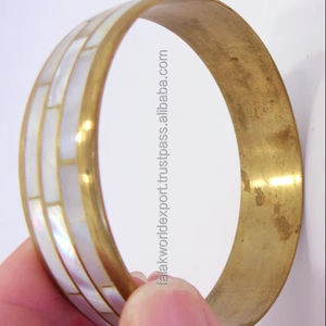 Bracelet manchette en nacre chaude pour femme Design unique classique coquille de nacre blanche sertie de diamants par FWE - Product Image 5