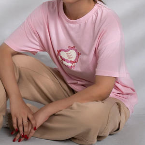 Camiseta de gran tamaño Y2K Kawaii para mujer, estampado gráfico de corazón de dibujos animados Rosa estético en el hombro caído delantero, 100% algodón hecho - Product Image 2
