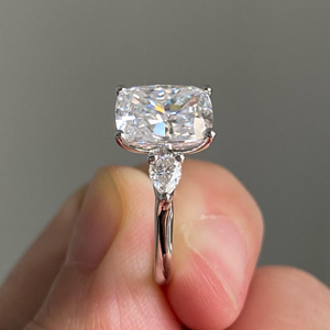 Iced Jewelz, anillo de compromiso de diamante de corte radiante de moissanita de 3,25 quilates, Juego de puntas certificado IGI de oro amarillo de 10K - Product Image 5