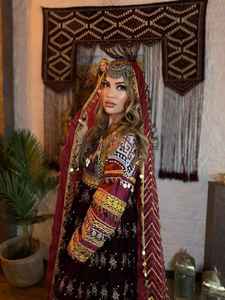 ROBES AFGHANI DE QUALITÉ SUPÉRIEURE POUR FEMME ROBES TRIBAL VINTAGE KUCHI AFGHAN FAITES MAIN DISPONIBLES EN VENTE - Product Image 4