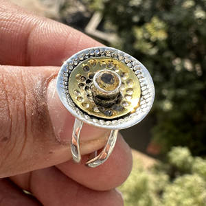Anillo con Bisel de Citrino Natural en Dos Tonos |   Joyería Artesanal de Plata de Ley y Latón con Piedras Preciosas para Aniversario - Product Image 2