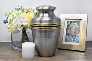 Urna de cremación para adultos de Metal Momentful Life-Urna de cremación de peltre Revere-Acentos modernos-Plata - Product Image 5