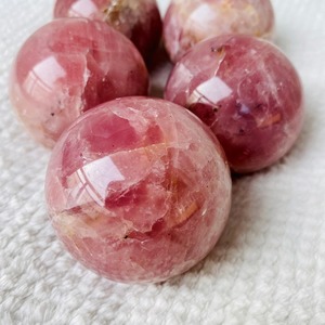 Sphère de quartz rose gravée de qualité supérieure en gros, 40-55 mm, cristal de guérison naturel, boule de cristal, Reiki, méditation, équilibrage des chakras - Product Image 3