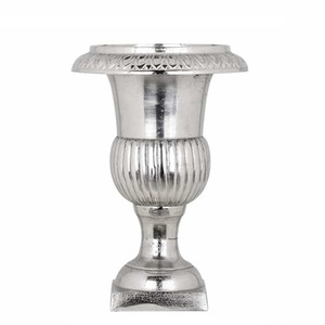 Vase à fleurs en métal au design classique en or antique, centre de table moderne et décoration de mariage de jardin - Product Image 3