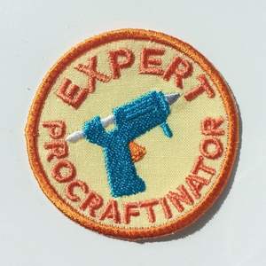 Appliques brodées inspirées du voyage avec bordure adhésive et bordure merrow pour un style de mode mondial - Product Image 4