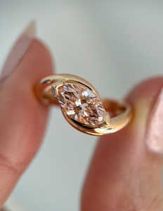 Lujoso 10K oro sólido East West Marquise Diamond Ring Solitaire Diamond Bezel Set Ring Fancy Pink Diamond Ring para boda - Product Image 1