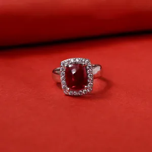 Bague en argent sterling 925 avec grenat géométrique élégant, sertie de griffes, design délicat, plaqué rhodium, hypoallergénique, scintillante et luxueuse - Product Image 3