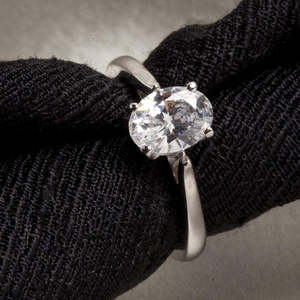Achetez des bagues en argent sterling 925 pur de qualité supérieure pour femmes, avec diamants taille ovale et taille coussin, et des bagues pour hommes plaquées rhodium avec sertissage en incrustation. - Product Image 2